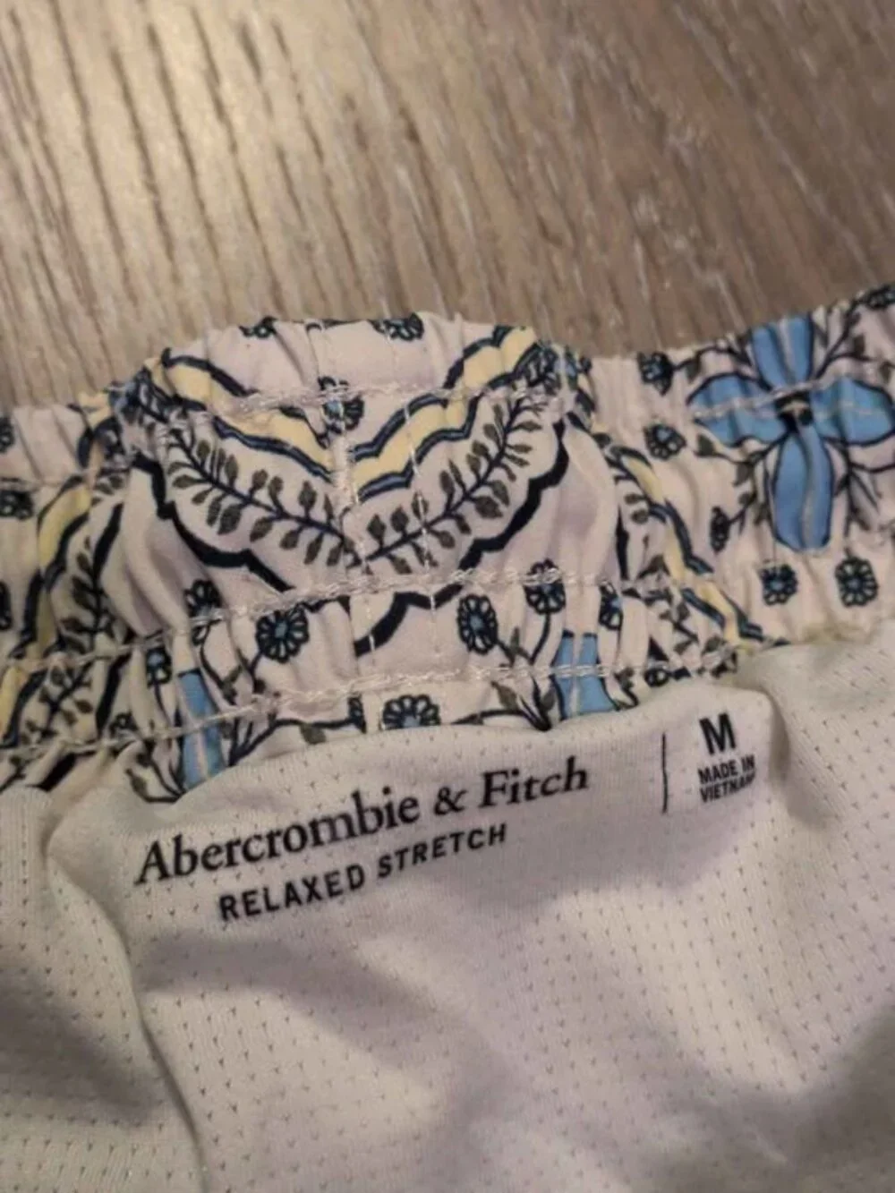 Abercrombie & Fitch  pull on tile print swim shorts mens medium